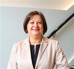 salesperson_6442-989364.jpg